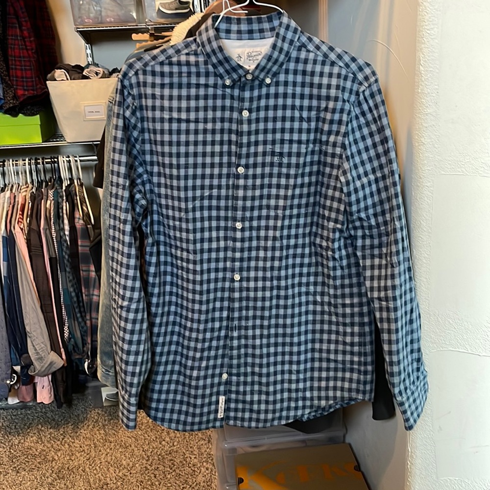 Penguin brand men’s medium button down shirt. In good shape.